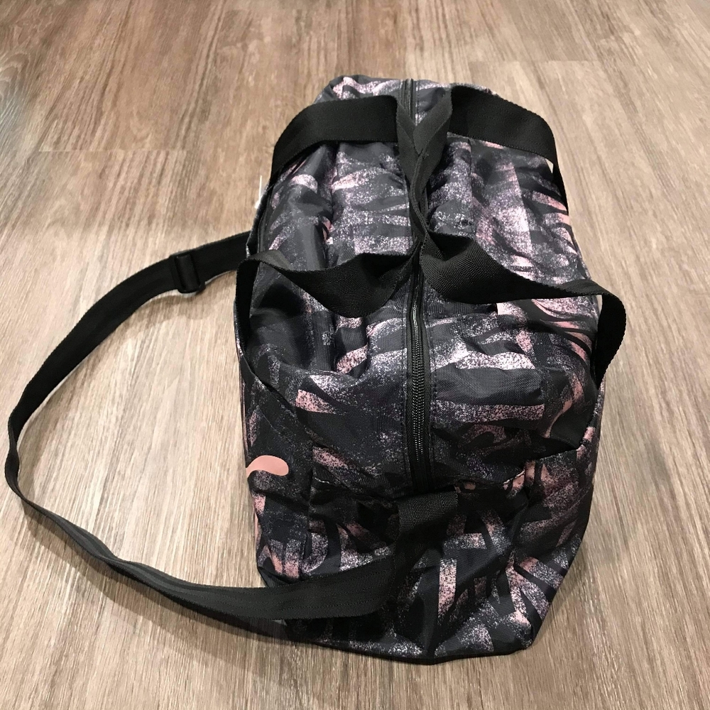 PUMA LIGHT TRAVEL/GYM BAG - Picture 2 of 7